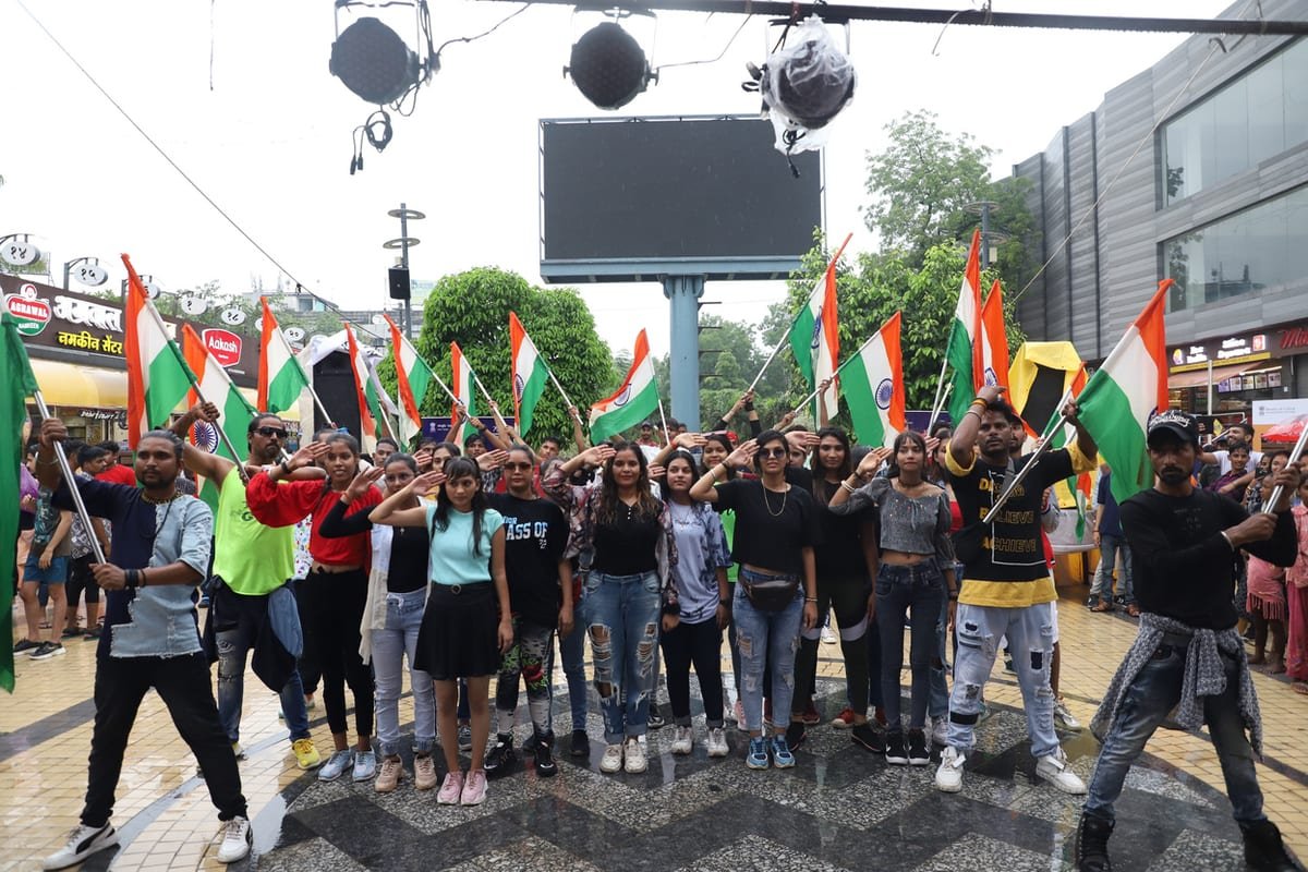 Public crowd joining a Badhe Chalo flash mob